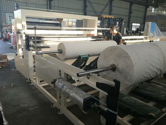 China Máquina el rebobinar del rollo del papel de la servilleta con rajar la característica potente de la acción fábrica